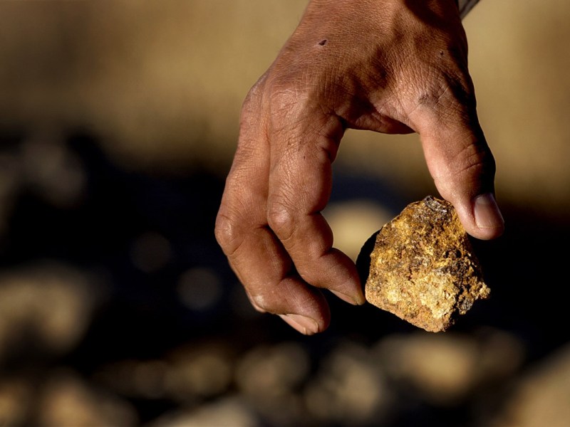 Feds give Navajo uranium contract to firm with sketchy past